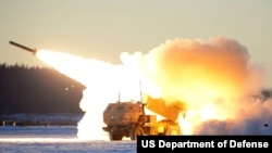 资料照片：在阿拉斯加州格里利堡举行的“红旗-阿拉斯加21-1”演习中，美国陆军M142高机动性火箭炮系统(HIMARS)发射弹药。(2020年10月22日)