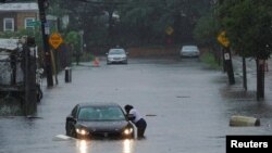 Vozilo zaglavljeno u poplavi u Njujorku (Foto: REUTERS/Bing Guan)