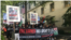 Protesters leave the DOJ building to circle the block, chanting. (L. Bonilla/VOA)