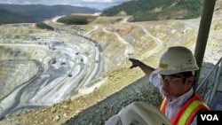 Para teknisi menginspeksi lokasi tambang Newmont di Batu Hijau, Sumbawa, NTB (foto: dok). Mahkamah Konstitusi menyatakan, dalam menetapkan wilayah pertambangan, pemerintah wajib menyertakan pendapat masyarakat setempat.