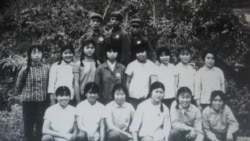 云南西双版纳第三水利兵团一营一连部分上海女知青 -后排军人为连队干部（莉莉提供图片）