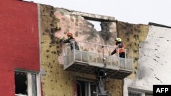 Один из жилых домов, пострадавших от удара украинских дронов в Московском регионе. 11 марта 2025 года. (Photo by TATYANA MAKEYEVA / AFP).