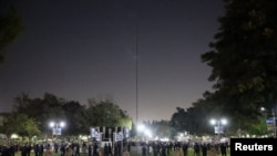 2024年5月1日晚，美国加州大学洛杉矶分校(UCLA)的示威活动仍在继续，警方在附近戒备。（路透社） 