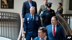 议员和情报顾问、包括美国北方司令部司令兼北美空防司令部司令格伦·范赫克将军抵达国会大厦，准备参加有关中国侦察气球的闭门简报会。(2023年2月9日)