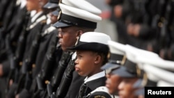 资料照 - 俄罗斯总统普京2006年对开普敦进行了两天的访问。图为在欢迎普京访问仪式上的南非海军仪仗队。