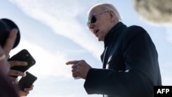 资料照片：2023年2月4日，美国总统拜登在马里兰州哈格尔斯敦接受记者采访。当天，拜登祝贺美国战机飞行员在东海岸击落了一个中国气球。他在2月9日表示，他不认为气球是重大的安全隐患。