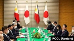 资料照片：日本和菲律宾领导人在举行会谈。
