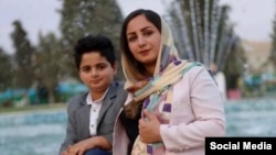 کیان پیرفلک در کنار مادرش زینب مولایی‌راد