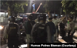 Petugas dari Polres Sleman memeriksa sejumlah remaja yang berkumpul tanpa tujuan jelas. (Foto: Humas Polres Sleman)