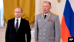 ARHIVA: Ruski predsednik Vladimir Putin i general-pukovnik Aleksandar Dvornikov u Kremlju, 17. marta 2016. 
