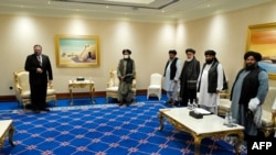 U.S. Secretary of State Mike Pompeo (L) meets with the Taliban's Mullah Abdul Ghani Baradar (C-R) and members of his negotiating team, in the Qatari capital Doha, Nov. 21, 2020. 