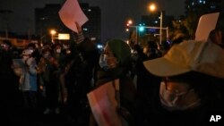 2022年11月27日抗议者在北京街道上举着白纸高喊口号