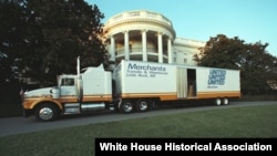 Kamion za selidbu iz Arkanzasas, države predsednika Bila Klintona, parkiran ispred Bele kuće na Dan inauguracije 20. januara 1993. (Foto: Klintonova biblioteka)