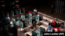 Radnici na izborima pomažu ljudima da obave rano glasanje u Las Vegasu.