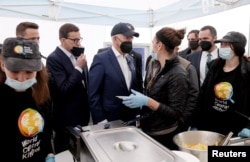 جو بایدن، رئیس جمهوری آمریکا، در حال دیدار با داوطلبان سازمان آشپزخانه مرکزی جهان