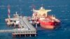 Sebuah kapal tanker berlabuh di terminal ekspor minyak di pelabuhan timur jauh Kozmino, Rusia, 28 Desember 2009. (Foto: AP)