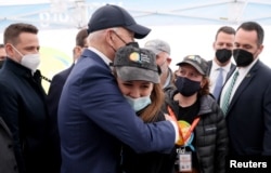 جو بایدن، رئیس جمهوری آمریکا، در حال دیدار با داوطلبان سازمان آشپزخانه مرکزی جهان