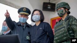 Presiden Taiwan Tsai Ing-wen (tengah), meninjau latihan militer di pangkalan militer di Chiayi, Taiwan barat daya, Jumat, 6 Januari 2023. (Kantor Kepresidenan Taiwan melalui AP)