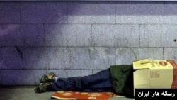 یک بی‌خانمان در تهران.