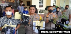 Polisi menunjukkan berbagai barang bukti dalam kasus pencabulan anak yang dilakukan tersangka Direktur Teknik PDAM Solo Tri Atmojo, di Markas Kepolisian Resor Kota (Mapolresta) Solo, Selasa, 12 Juli 2022. (Foto: Yudha Satriawan/VOA)