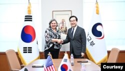 빅토리아 눌런드(왼쪽) 미 국무부 정무차관이 27일 서울에서 이도훈 한국 외교부 2차관과 회동하고 있다.