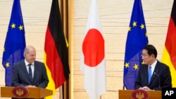 4月28日, 德国总理朔尔茨(左))和日本首相岸田文雄在东京的记者会上.