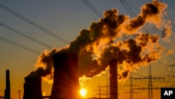 Asap tampak mengepul keluar dari cerobong Pembangkit Listrik Tenaga Batu Bara di Niederaussem, Jerman, pada 24 Oktober 2021. (Foto: AP/Michael Probst)