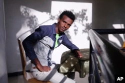 美联社采访的20岁的前华坚集团工人阿勒穆（2018年3月21日）