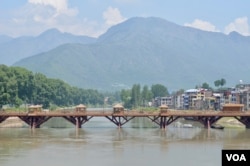 Indian Kashmir, tucked in the Himalayas, is a popular tourist destination, but a long spell of violence has kept visitors away from the region. (A. Pasricha/VOA)