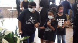 Ljudi oplakuju Džordža Flojda, čiji je kovčeg izložen u Refordu (Foto: Rojters/Pool)