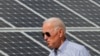 Joe Biden, yang saat itu masih kandidat presiden, berjalan melintas panel surya saat mengunjungi Insitiatif Energi Terbarukan Kawasan Plymouth, di New Hampshire, 4 Juni 2019. (Foto: Brian Snyder/Reuters)