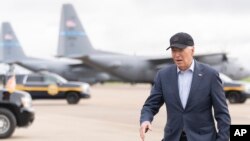 Президент Джо Байден на базі Національної гвардії Делавера в Нью-Каслі, штат Делавер, у п’ятницю, 19-го квітня 2024 р. (AP Photo/Manuel Balce Ceneta)