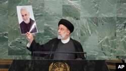 رئیسی در جریان سخنرانی خود در سازمان ملل، با عصبانیت عکس بزرگی از قاسم سلیمانی را در دست گرفت و آن را تکان داد