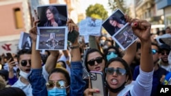 Žene drže fotografije Iranke Mahse Amini na protestu ispred generalnog konzulata u Istanbulu, 21. septembra 2022.