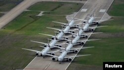 Pesawat penumpang American Airlines diparkir di landasan pacu karena adanya pengurangan penerbangan akibat corona di Bandara Internasional Tulsa di Tulsa, Oklahoma, 23 Maret 2020. (Foto: Reuters)