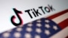 Logo TikTok berdampingan dengan bendera AS dalam sebuah ilustrasi. (Foto: Reuters/Dado Ruvic)
