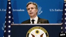 Menteri Luar Negeri AS Antony Blinken berbicara pada konferensi pers di Tel Aviv usai bertemu PM Israel Benjamin Netanyahu pada hari Selasa (9/1).
