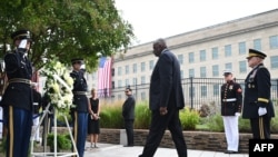 Lojd Ostin ispred memorijala u Pentagonu (Foto: ANDREW CABALLERO-REYNOLDS / AFP)