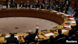 Perwakilan Rusia dan Bolivia memberikan suara dalam pemungutan suara di DK PBB hari Kamis (16/11). 