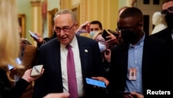 美国国会参议院多数党领袖舒默在国会上接受媒体访问。（资料照）