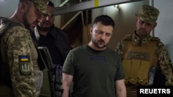 Presiden Ukraina Volodymyr Zelenskyy memuji pasukannya di wilayah Donbas, Ukraina Timur, dan mengatakan Rusia tidak memperkirakan akan mendapat banyak perlawanan. (Foto: Reuters)