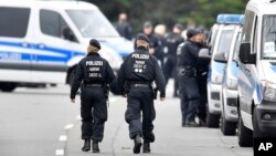 Polisi Jerman mengamankan lokasi di dekat hotel klub Borussia Dortmund, di Dortmund, Jerman, Rabu (12/4). 