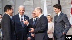 日本首相岸田文雄在与北约成员国领导人交谈。（从左往右：岸田文雄、拜登、斯托尔滕贝格、朔尔茨、欧洲委员会主席冯德莱恩、加拿大总理特鲁多）