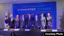 한국전쟁 72주년을 맞아 한미자유안보정책센터(KAFSP)와 대한민국재향군인회, 한국 보수주의연합(KCPAC)가 주최한 '국가안보와 한미동맹' 토론회가 하와이에서 열렸다. 한미자유안보정책센터(KAFSP) 회장인 김진영 전 한국 육군참모총장이 기조연설을 하고, 김재창 전 한미연합사 부사령관, 이정훈 연세대 국제학대학원 원장, 최종일 재향군인회 사무총장, 이상로 성우회 부회장, 최병혁 전 한미엽합사 부사령관, 그랜트 뉴셤 KCPAC 대표, 데이비드 스틸웰 전 국무부 동아태 차관보가 토론회 패널로 참석했다. 사진: 한미자유안보정책센터(KAFSP).