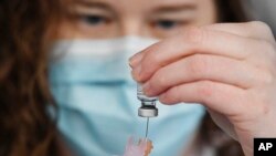 ARHIVA - Nove bustere proizvode Fajzer i Moderna (Foto: AP/Jessica Hill)