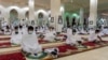 Para jemaah haji menjaga jarak aman saat beribadah di dalam Masjid Namira di Arafat, di tengah pandemi Covid-19, di Makkah, Arab Saudi, 30 Juli 2020. (Foto: Saudi Press Agency via Reuters)