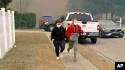 Ljudi bježe iz zone u kojoj vatrogasci pokušavaju da obuzdaju požar u blizini priobalnog grada Mirtl Bič, u Južnoj Karolini, 2. marta 2025. (Foto: WMBF-TV via AP)