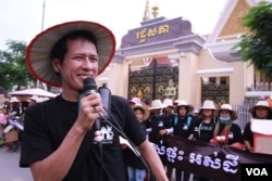 លោក ទឹម ម៉ាឡៃ ប្រធាន​បណ្ដាញ​យុវជន​កម្ពុជា​ និយាយ​ទៅ​កាន់​ក្រុម​អ្នក​តវ៉ា​ ខណៈ​ពេល​ហែ​ញត្តិ​ទៅ​រដ្ឋ​សភា​កាល​ពី​ព្រឹក​ថ្ងៃ​ច័ន្ទ​ ទី​០៥ ខែ​តុលា​ ឆ្នាំ​២០១៥។ ក្រុម​អ្នក​តវ៉ា​មក​ពី​សហគមន៍​ ដែល​មាន​ជម្លោះ​ដី​ធ្លី​ប្រមាណ​១០០០​នាក់​ នៅ​ក្នុង​រាជធានី​ភ្នំពេញ​ បាន​ហែ​ញតិ្ត​ទៅ​ដាក់​រដ្ឋ​សភាជាតិ​ ក្នុង​ឱកាស​ទិវា​លំនៅដ្ឋាន​ពិភពលោក​ខួប​លើក​ទី​៣០។ (ឡេង ឡែន/ VOA Khmer