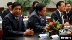 FILE - Finance Ministers of the Association of Southeast Asian Nations (ASEAN) meet at the APEC Summit in Honolulu, Hawaii. (From L to R) Cambodia's Secretary of State, Ministry of Finance and Economy Vibol Kong, Philippines Secretary of the Department o