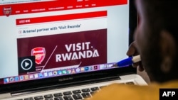Navijač Arsenala posmatra zvaničnu internet stranicu kluba na kojoj je u maju ove godine objavljeno partnerstvo premijerligaša sa turističkom organizacijom Ruande